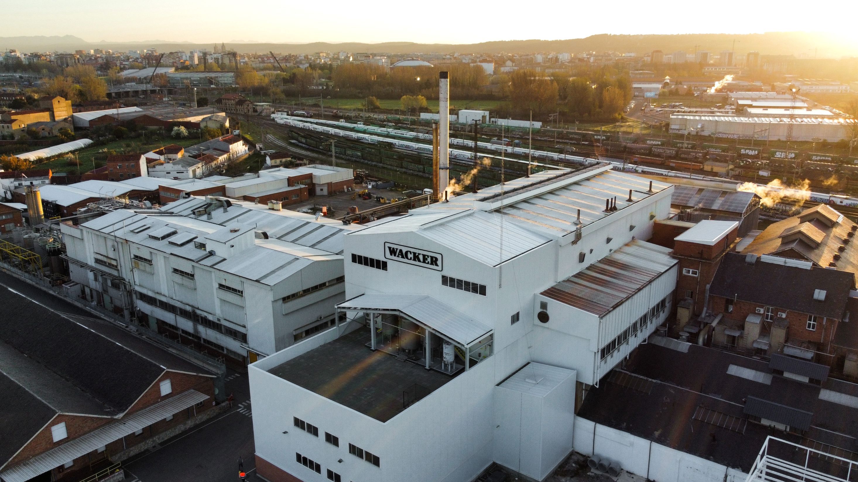 La planta leonesa, en la imagen, es una de las mayores instalaciones biotecnológicas de Europa.| WACKER