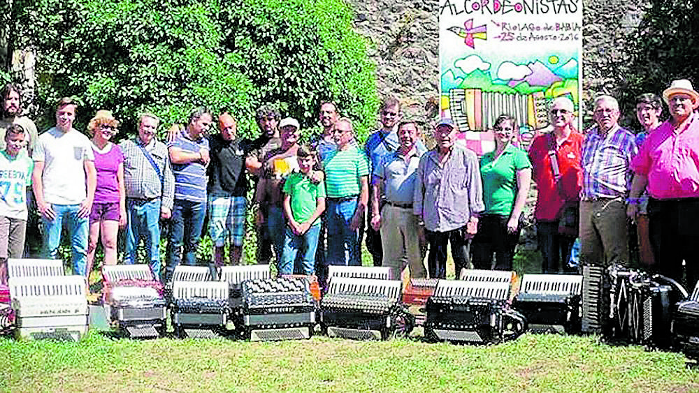 Foto de familia de los acordeonistas invitados a una de las ediciones anteriores de la Xuntanza celebrada ya en el Palacio de Riolago de Babia. | N. MAGÍN
