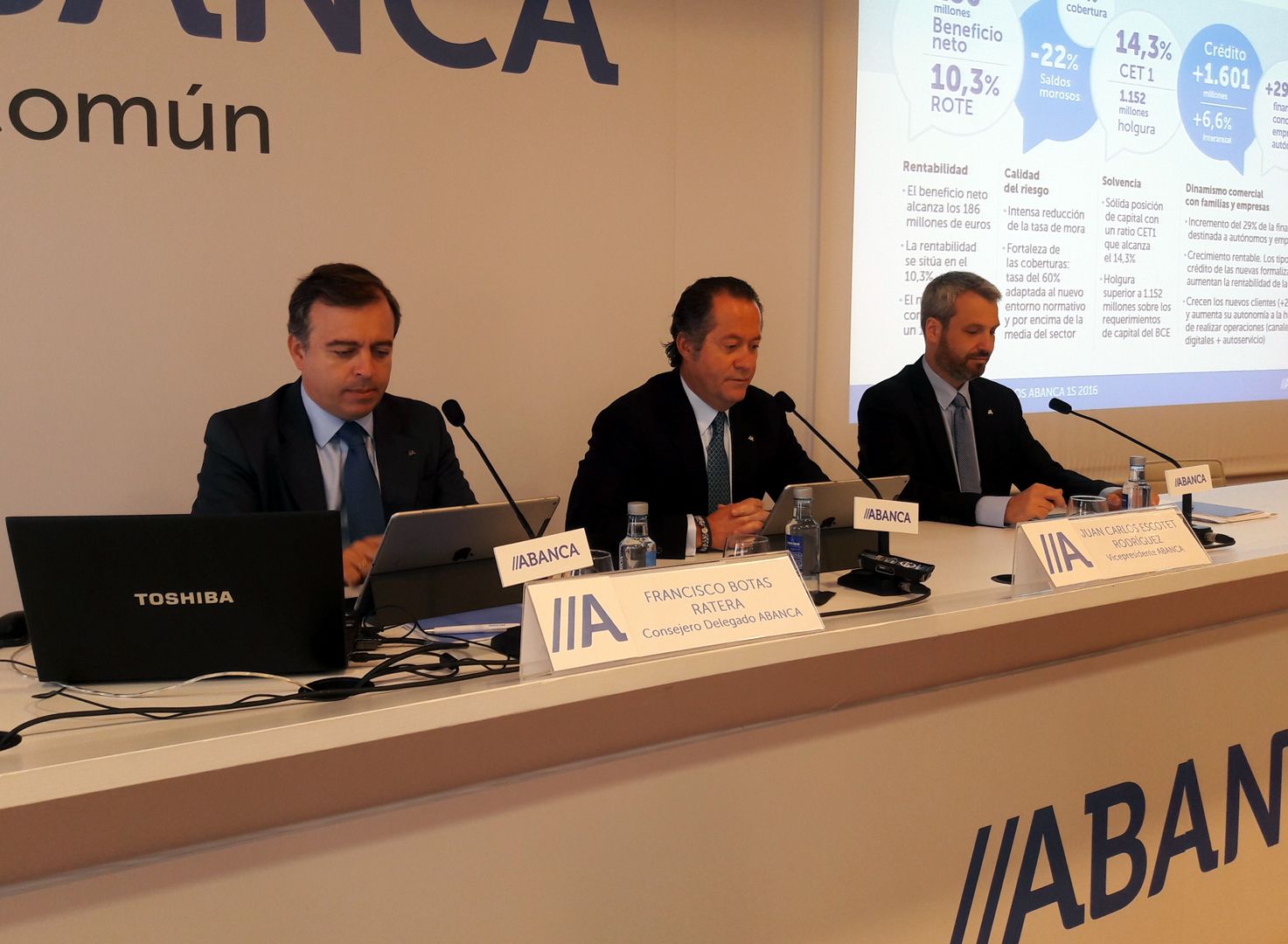 Francisco Botas, consejero delegado de Abanca, Juan Carlos Escotet Rodriguez, vicepresidente, y Alberto de Francisco, director general Finanzas. | L.N.C.