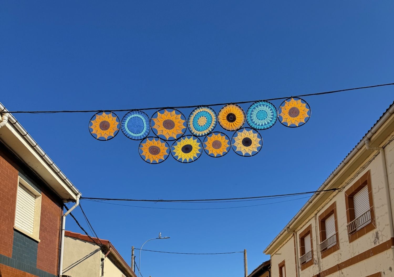 Gusendos de los Oteros luce más de 200 mandalas de ganchillo para celebrar sus fiestas de verano