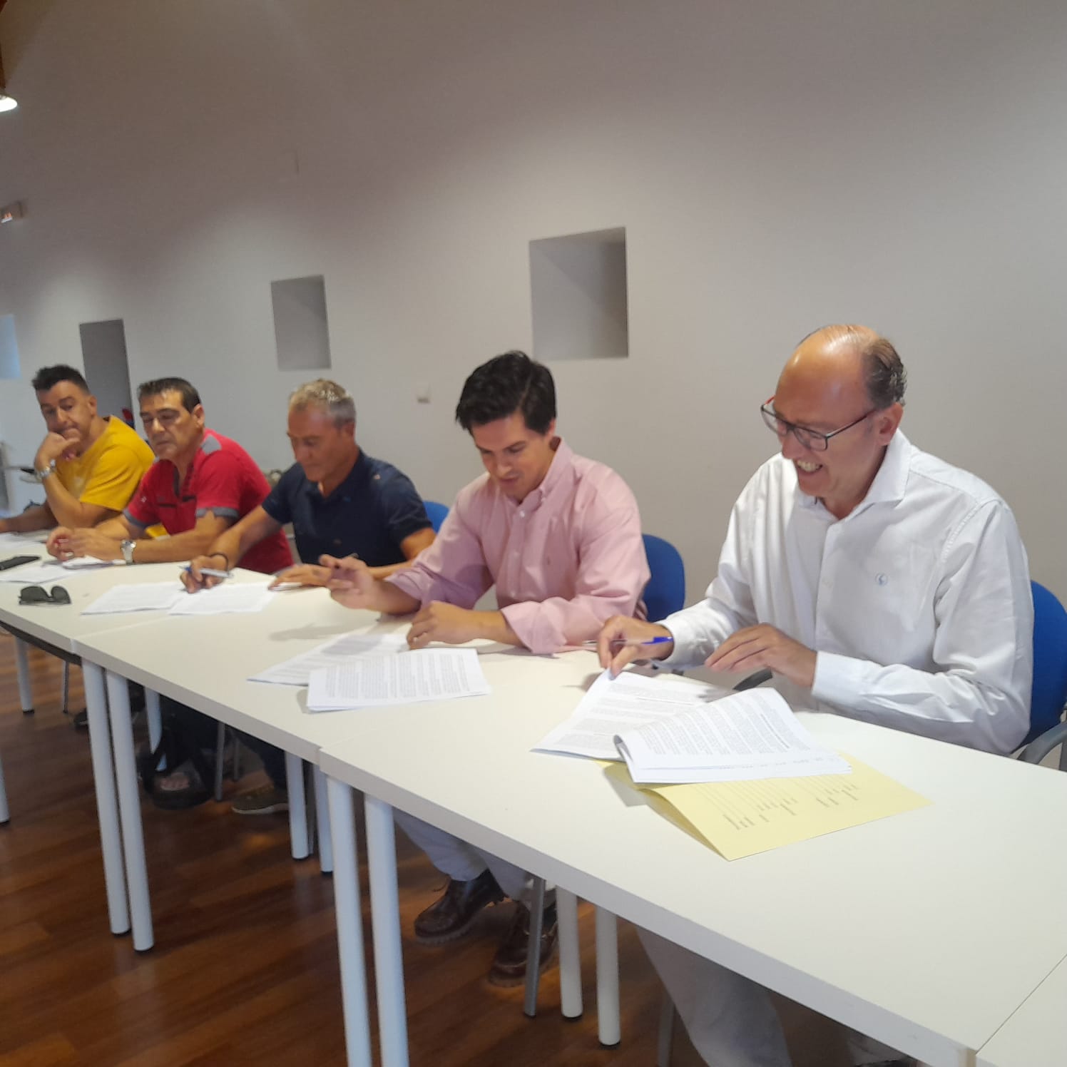 Firma del convenio en la Cámara de Comercio de Ponferrada. | MAR IGLESIAS