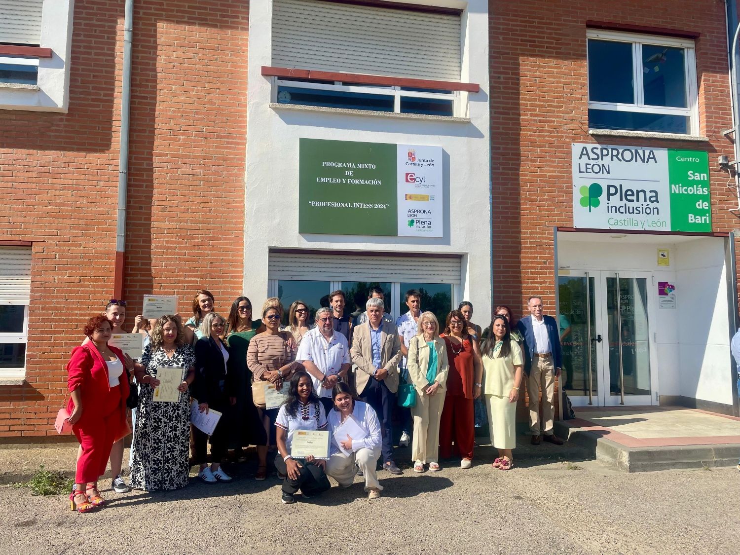 Foto de familia de los participantes y organizadores del programa de formación sociosanitaria de Asprona en León, tras el acto de clausura