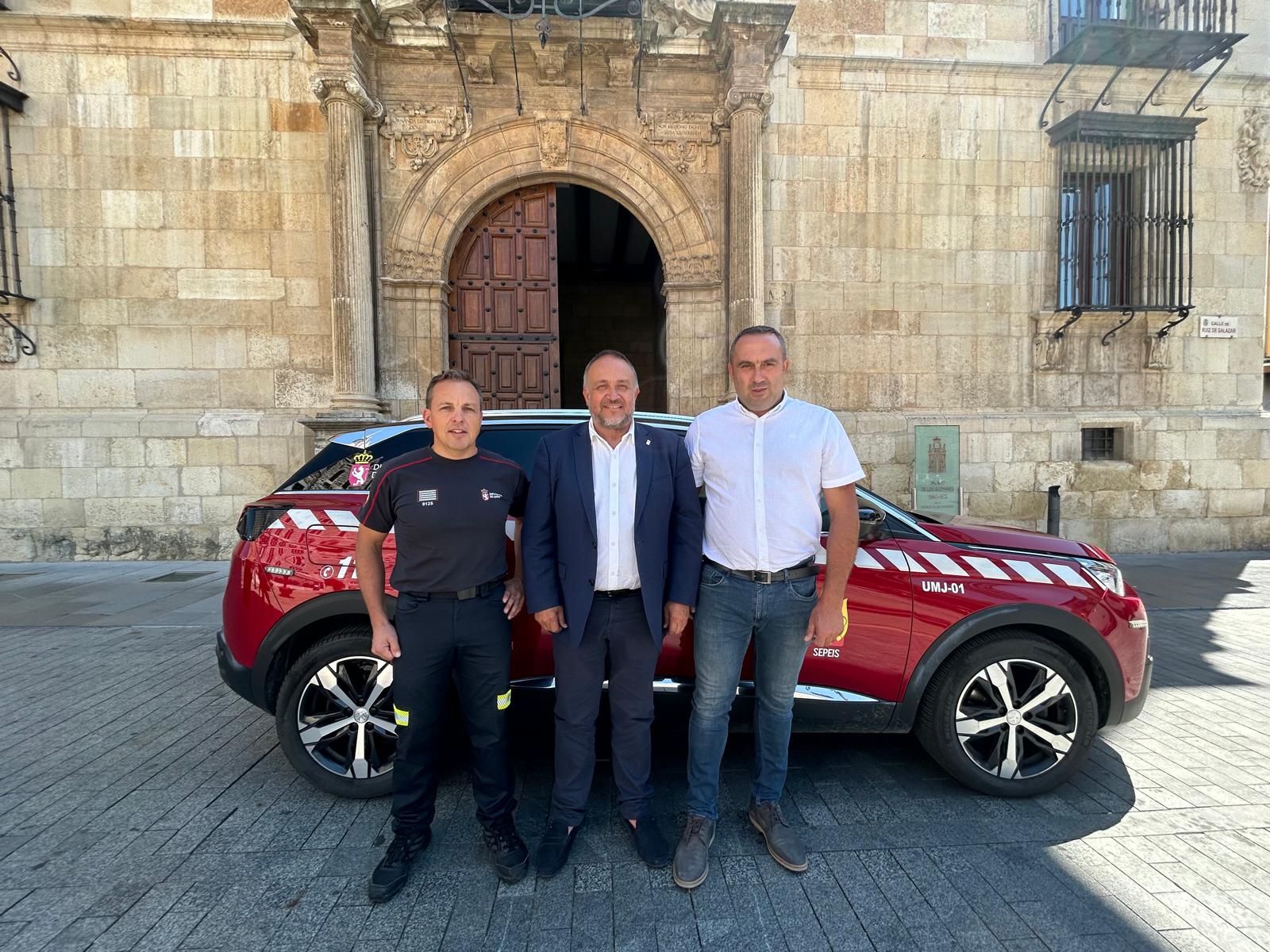 El jefe del servicio, Julián Alcalá, el presidente de la Diputación, Gerardo Álvarez Courel, y el diputado del área y vicepresidente, Luis Alberto Arias