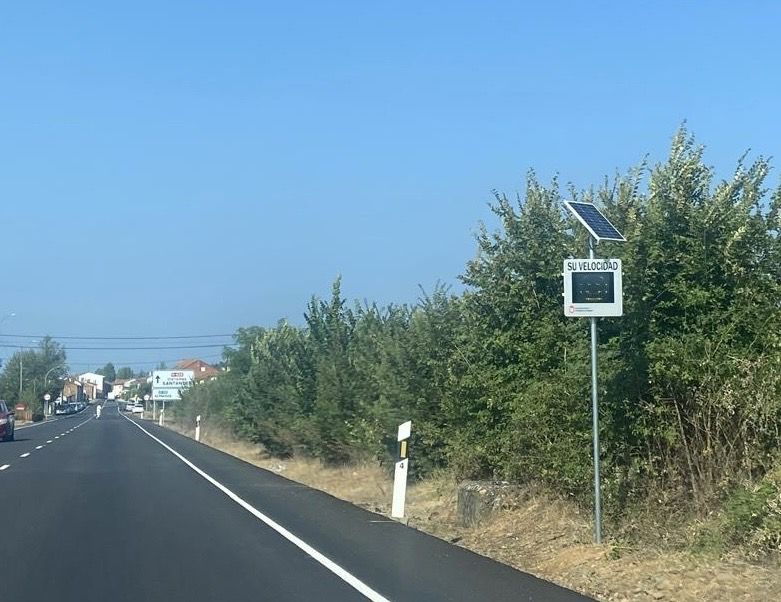 Dispositivo instalado en uno de los accesos a Sahechores de Rueda. | L.N.C. Dispositivo instalado en uno de los accesos a Sahechores de Rueda. | L.N.C.