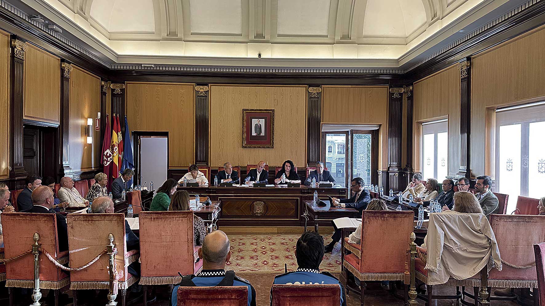 Un instante del pleno celebrado este jueves en el Ayuntamiento de León, en la sede consistorial de San Marcelo. | L.N.C.
