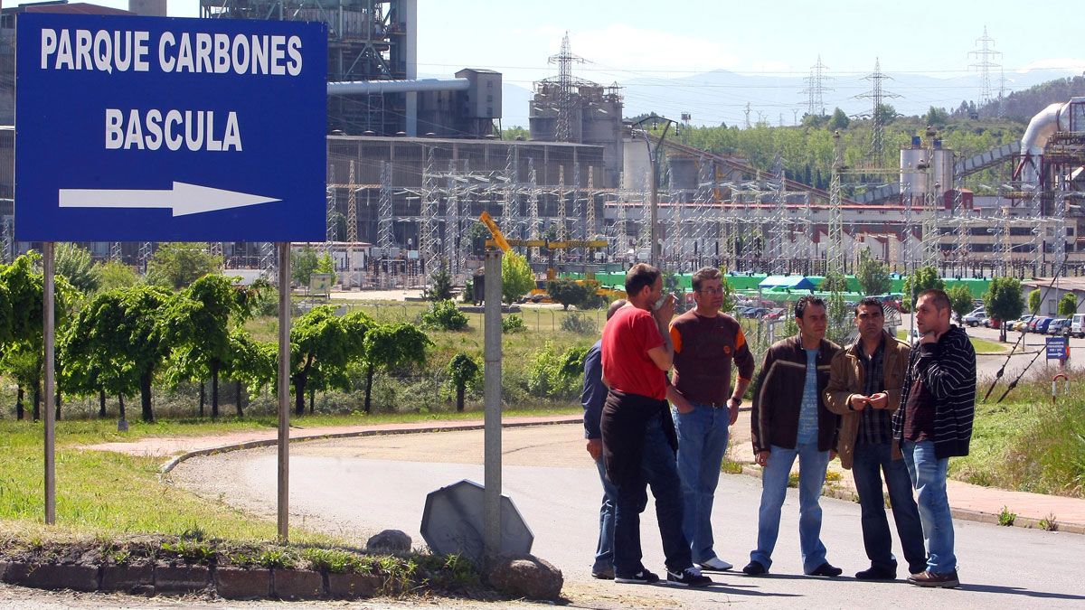 Los mineros volverán a manifestarse a las puertas de Compostilla.| CÉSAR SÁNCHEZ (ICAL) Los mineros volverán a manifestarse a las puertas de Compostilla.| CÉSAR SÁNCHEZ (ICAL)
