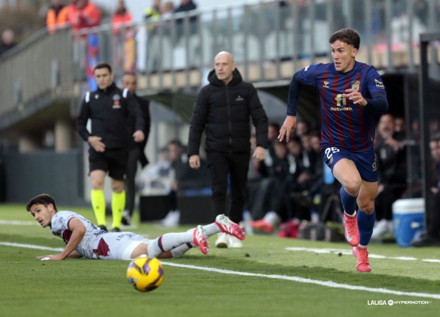 Collado se zafa de un rival durante un partido con el Eldense. | LALIGA