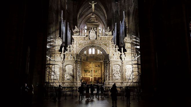 Los andamios ubicados en las columnas laterales responden a los nuevos sistemas de iluminación de los que está siendo dotado el trascoro.FERNANDO OTERO Los andamios ubicados en las columnas laterales responden a los nuevos sistemas de iluminación de los que está siendo dotado el trascoro.FERNANDO OTERO