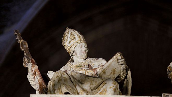 La escultura de san Isidoro, una de las piezas más deterioradas.FERNANDO OTERO La escultura de san Isidoro, una de las piezas más deterioradas.FERNANDO OTERO