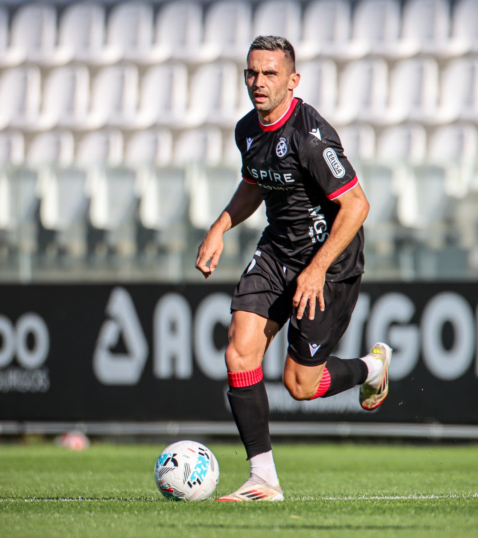 Fornos conduce el balón frente al Burgos. CYD	