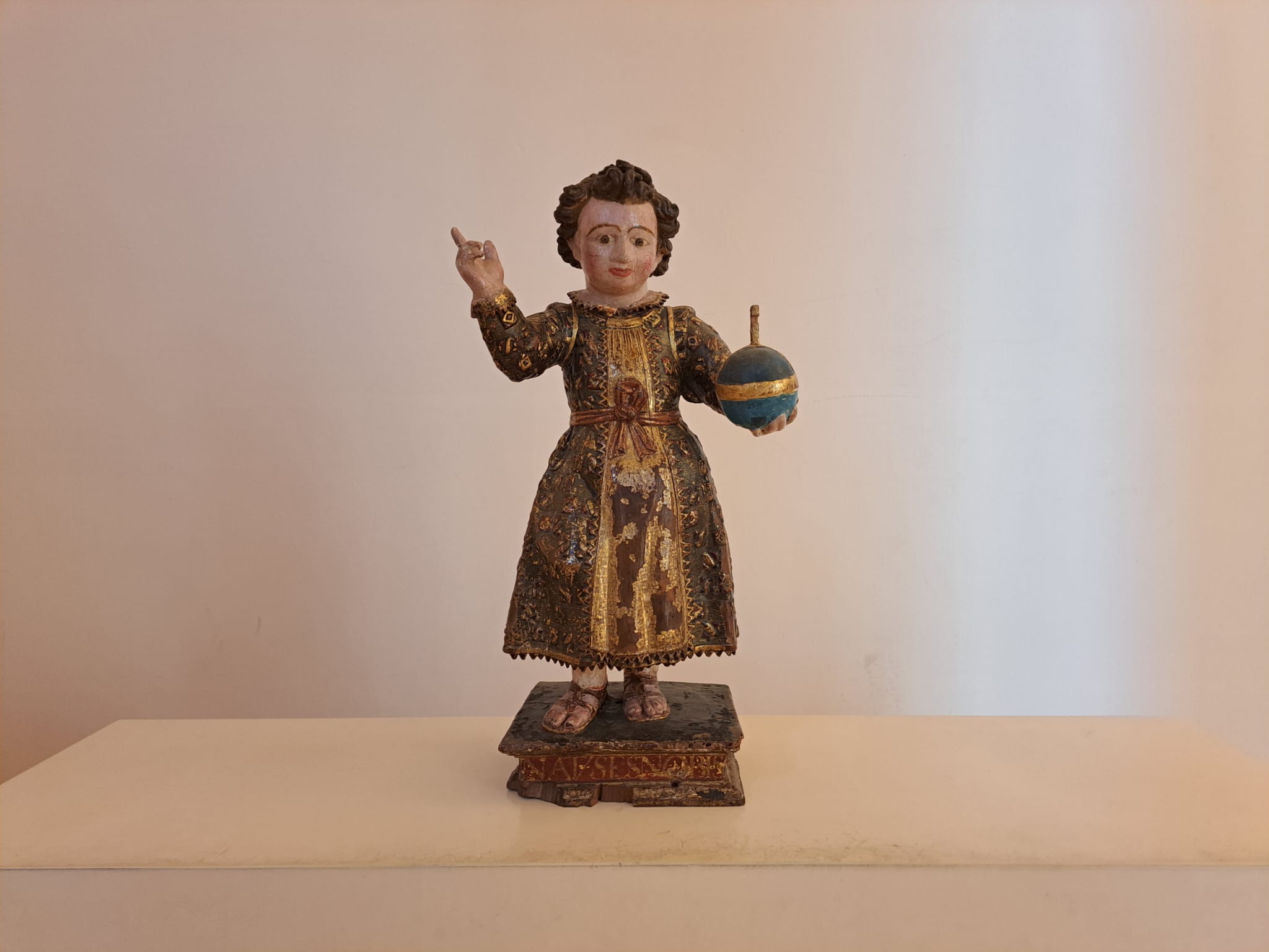 Imagen de la talla del Niño Jesús que se puede visitar en el Museo de los Caminos del Palacio de Gaudí. |L.N.C.