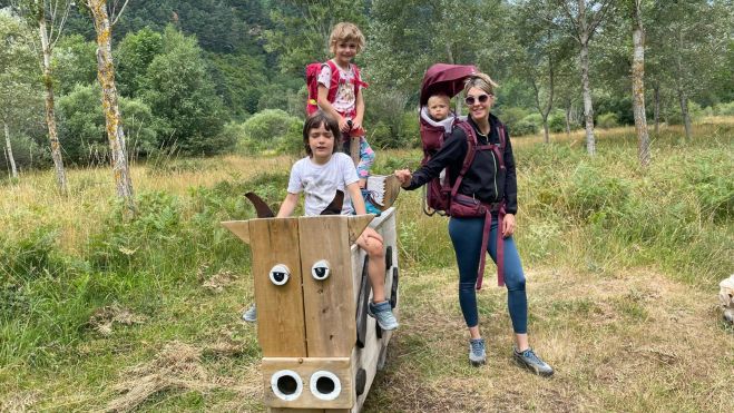 04 En uno de los animales de madera (Foto Alicia G.Bermejo) 04 En uno de los animales de madera (Foto Alicia G.Bermejo)