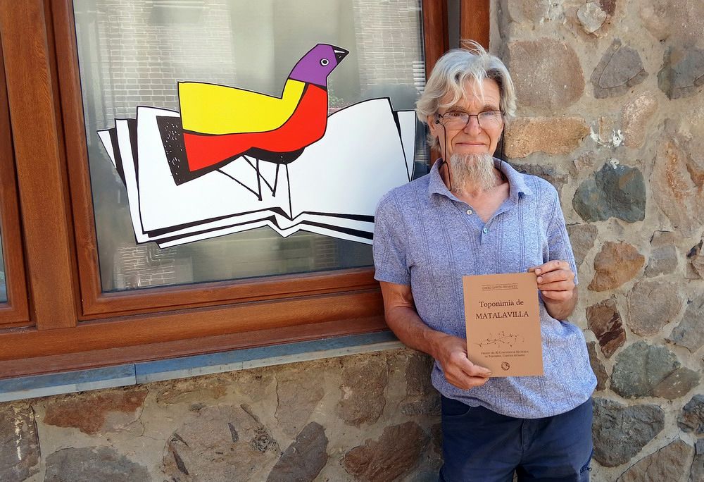 Ovidio García con su libro de Toponimia de Matalavilla entre las manos. 