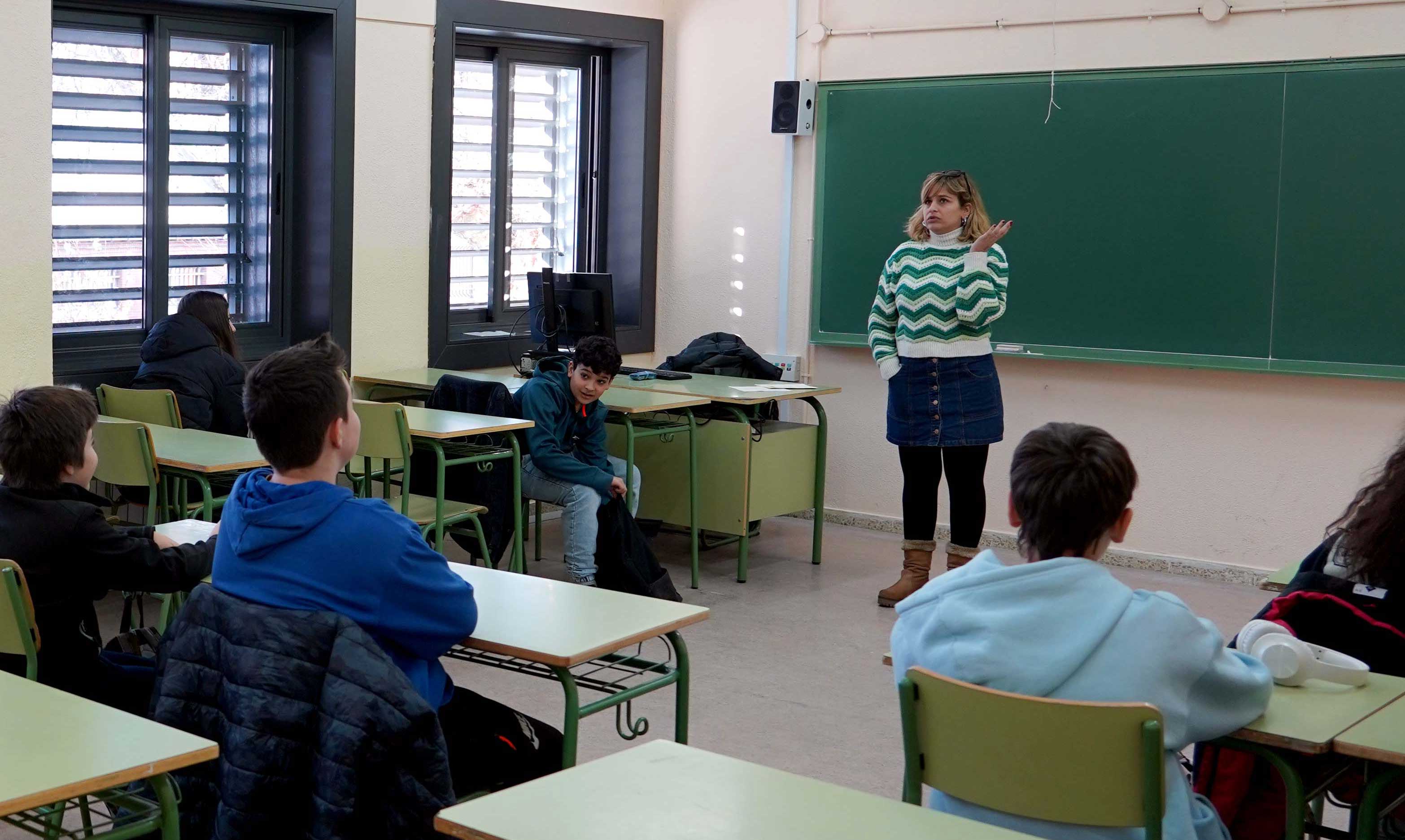 Una docente dando clase a alumnos del primer curso de Secundaria. | ICAL