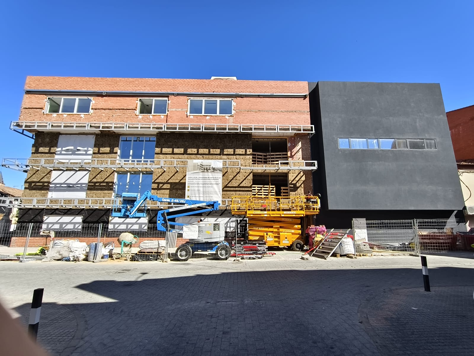 Estado actual que presentan las obras de la Casa de Cultura de Valencia de Don Juan. | A. RODRÍGUEZ