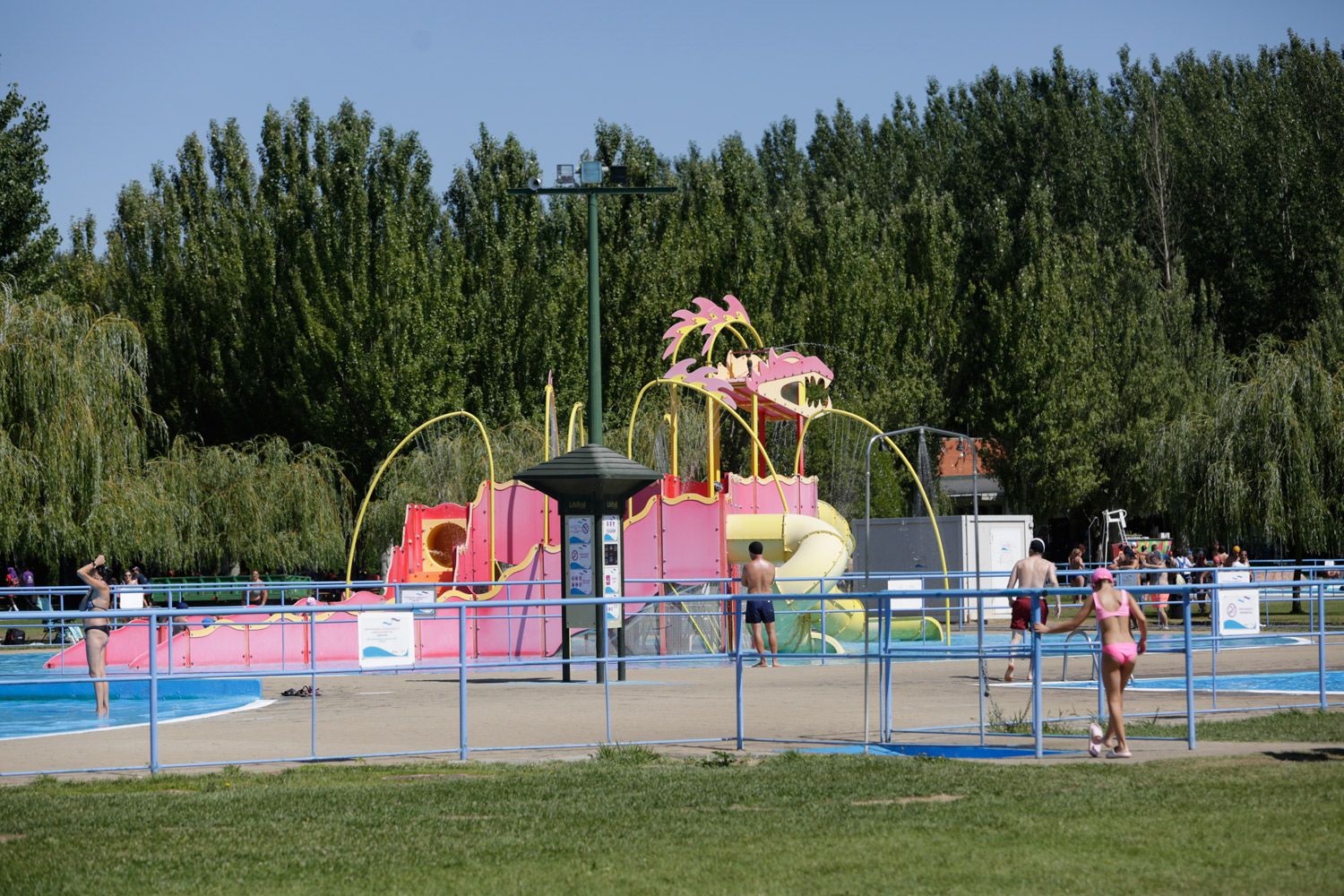 Uno de los toboganes de las piscinas de Valencia de Don Juan. | FERNANDO OTERO Uno de los toboganes de las piscinas de Valencia de Don Juan. | FERNANDO OTERO