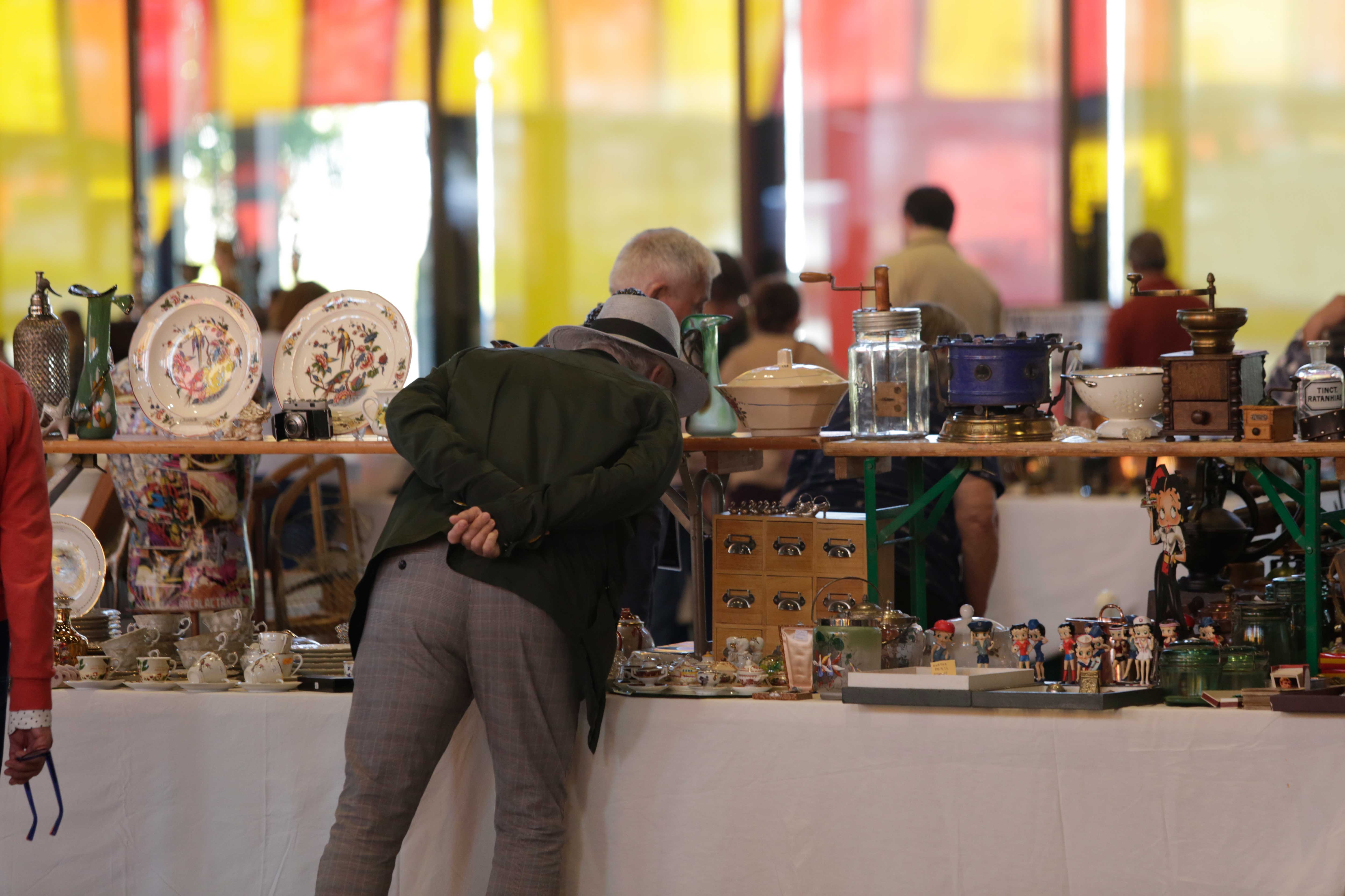 Un anciano leonés contemplando uno de los puestos de un mercadillo. | FERNANDO OTERO