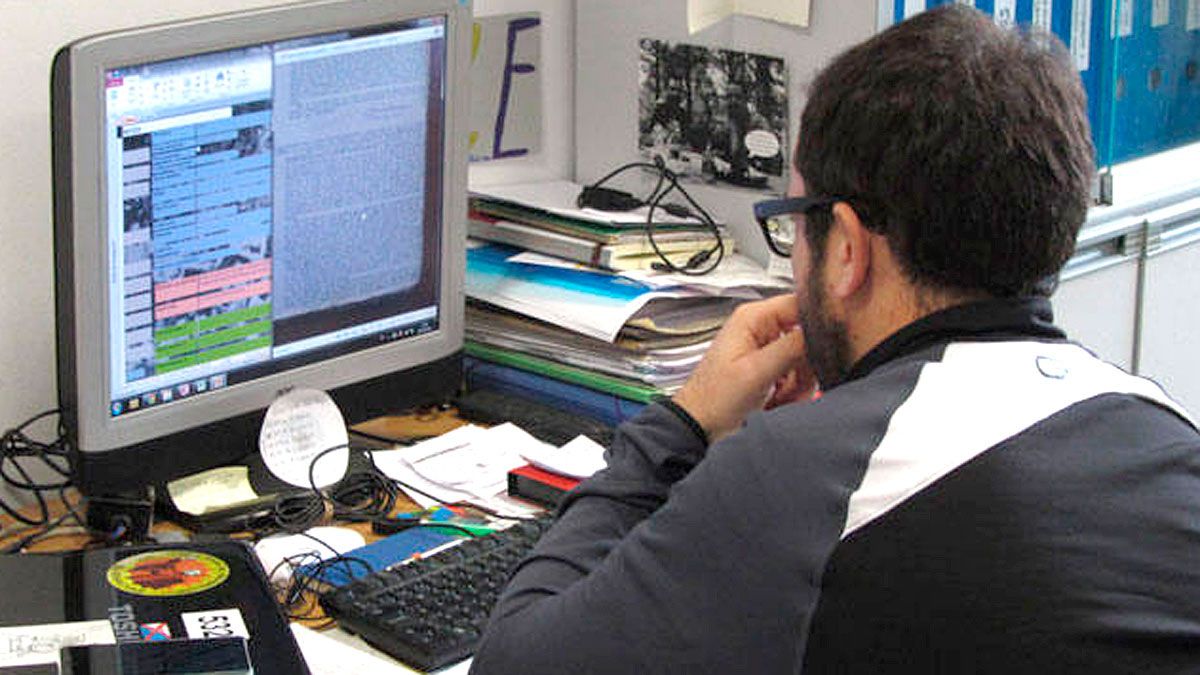 El historiador de la ARMH Alejandro Rodríguez en su mesa de trabajo.