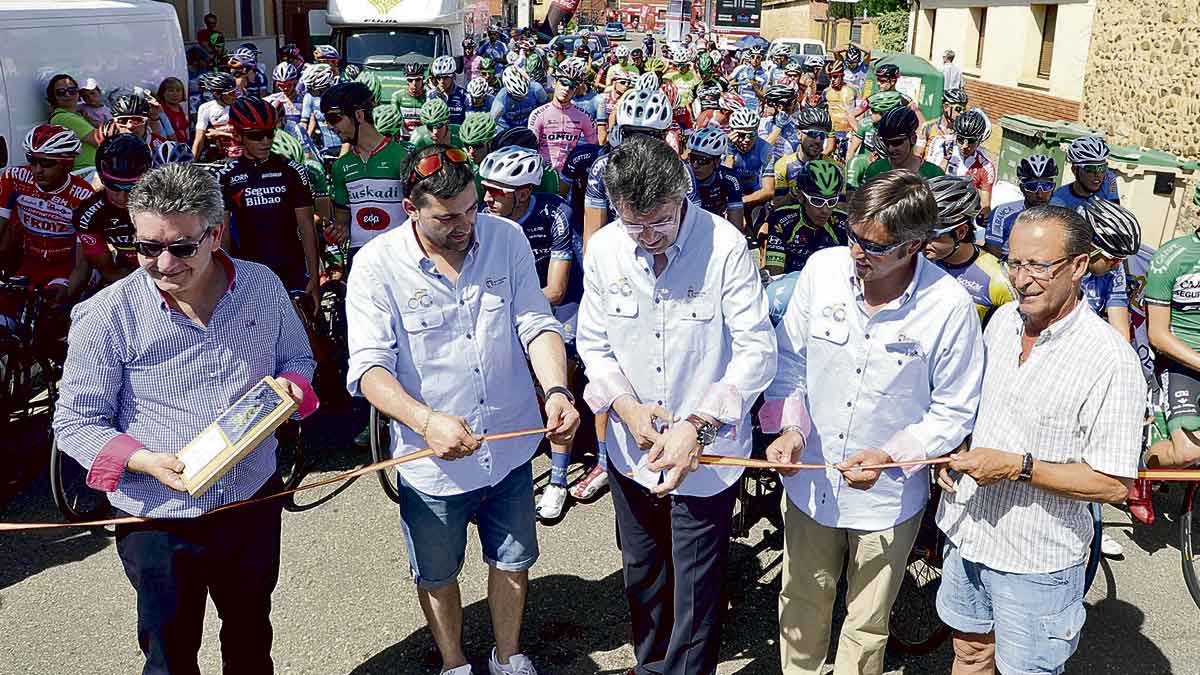 Las autoridades realizan el protocolario corte de cinta de la primera etapa de la Vuelta a León. | DANIEL MARTIN