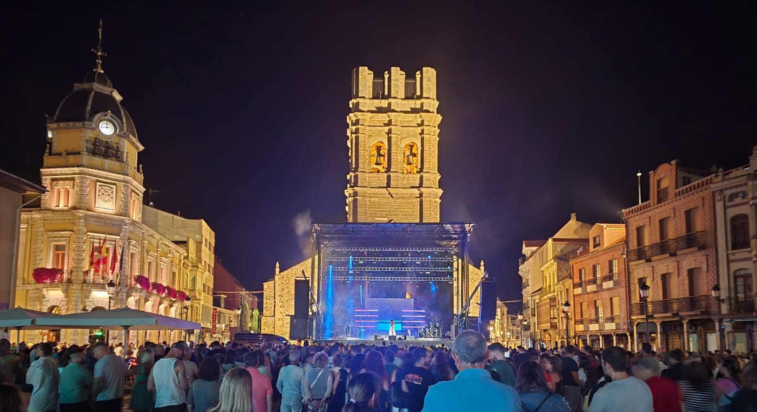 Imagen del concierto de Vicco en la Plaza Mayor de la Bañeza. |L.N.C.
