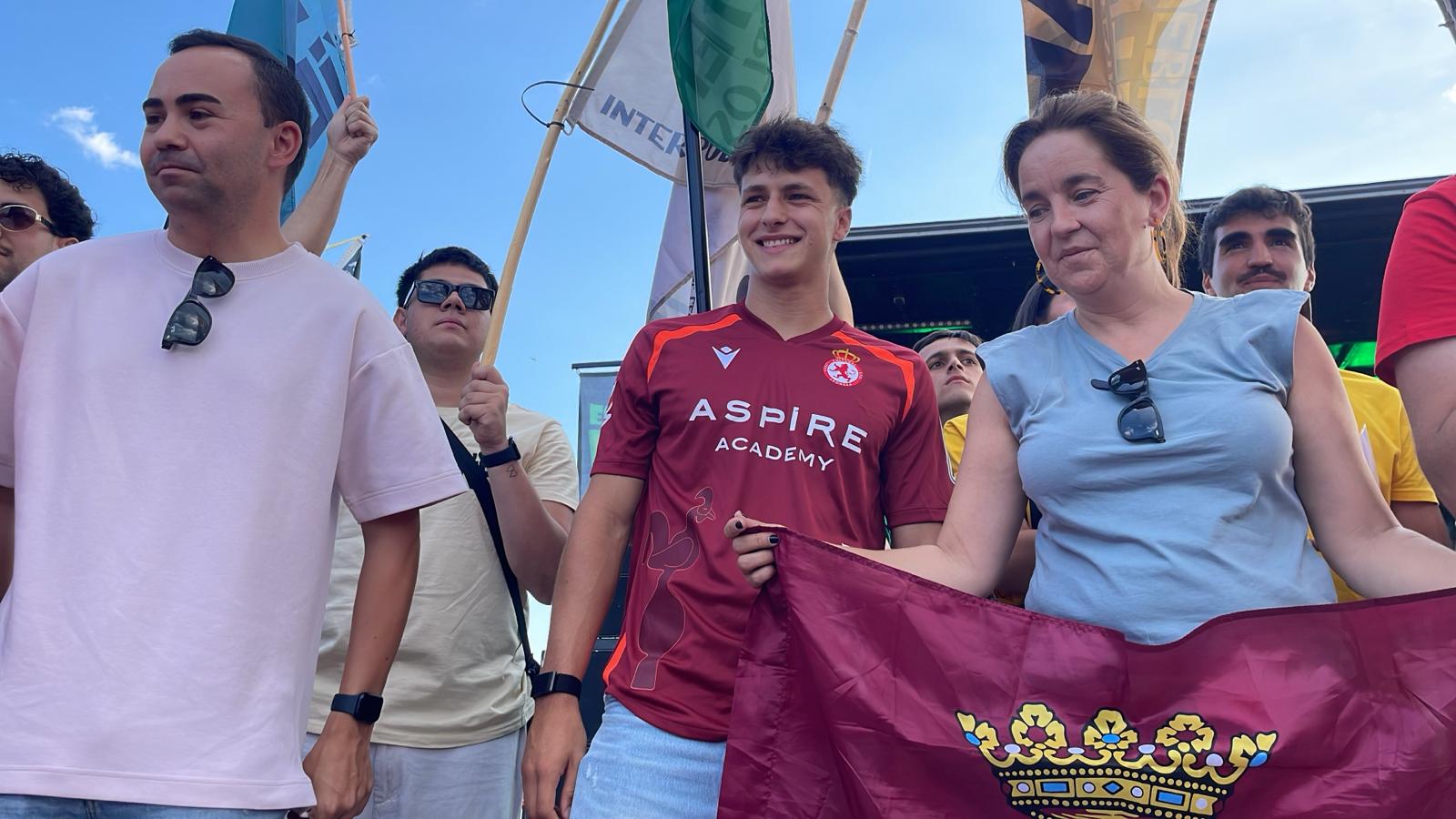 La nueva camiseta de la Cultural. | DANIEL HERRERO