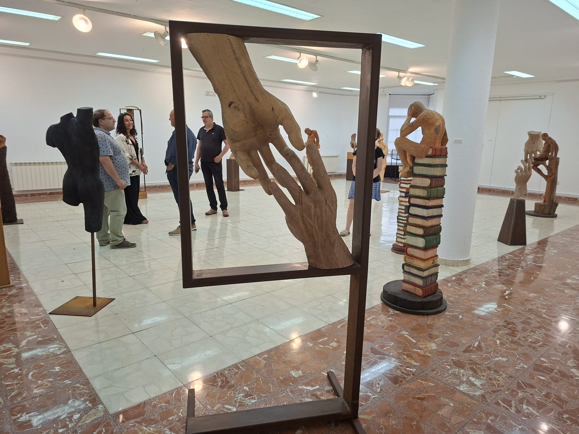  El acto de presentación contó con la presencia del alcalde de La Bañeza, Javier Carrera, y de la concejal de Cultura, Silvia Cubria. | L.N.C.