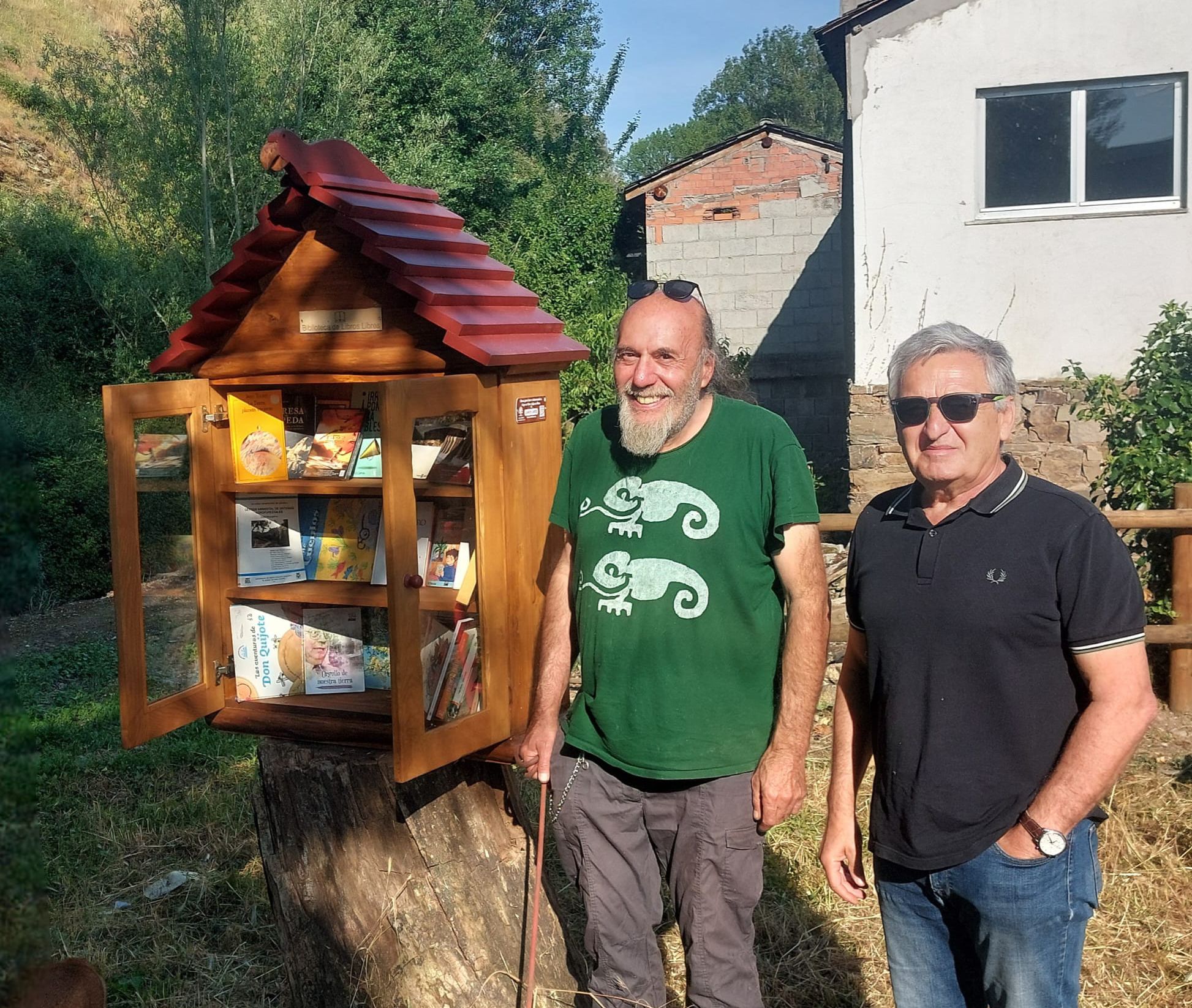  Mini biblioteca de libros libres en San Esteban de Valdueza (León), impulsadas por A Plena Cultura. | ICAL