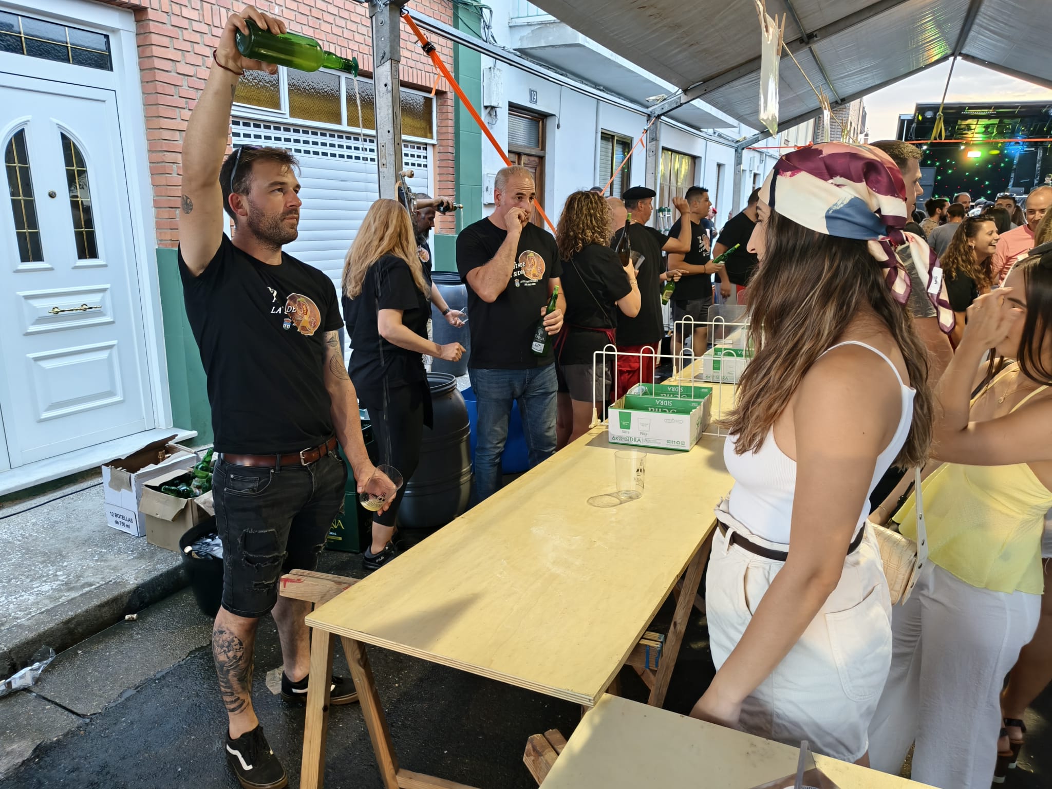 Los asistentes pudieron adquirir un vaso conmemorativo de esta X edición, que les permitió degustar de forma ilimitada cualquiera de las variedades. | L.N.C.