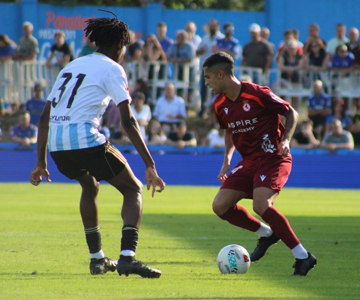 Bicho conduce el balón frente a un jugador del Oviedo. |CYDL
