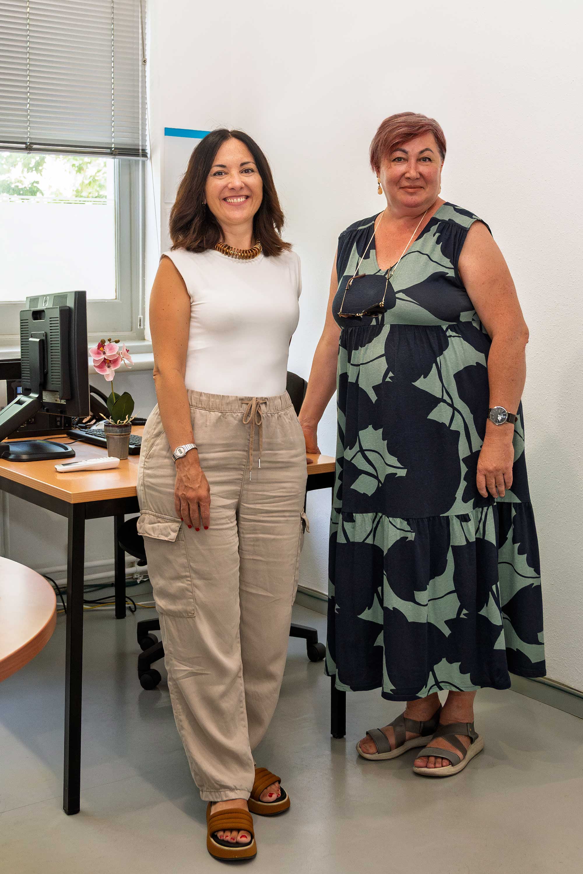 Natalia (derecha) ha conseguido trabajo en la empresa tarraconense Delafruit a través de Incorpora Margarida Alberich. | L.N.C.