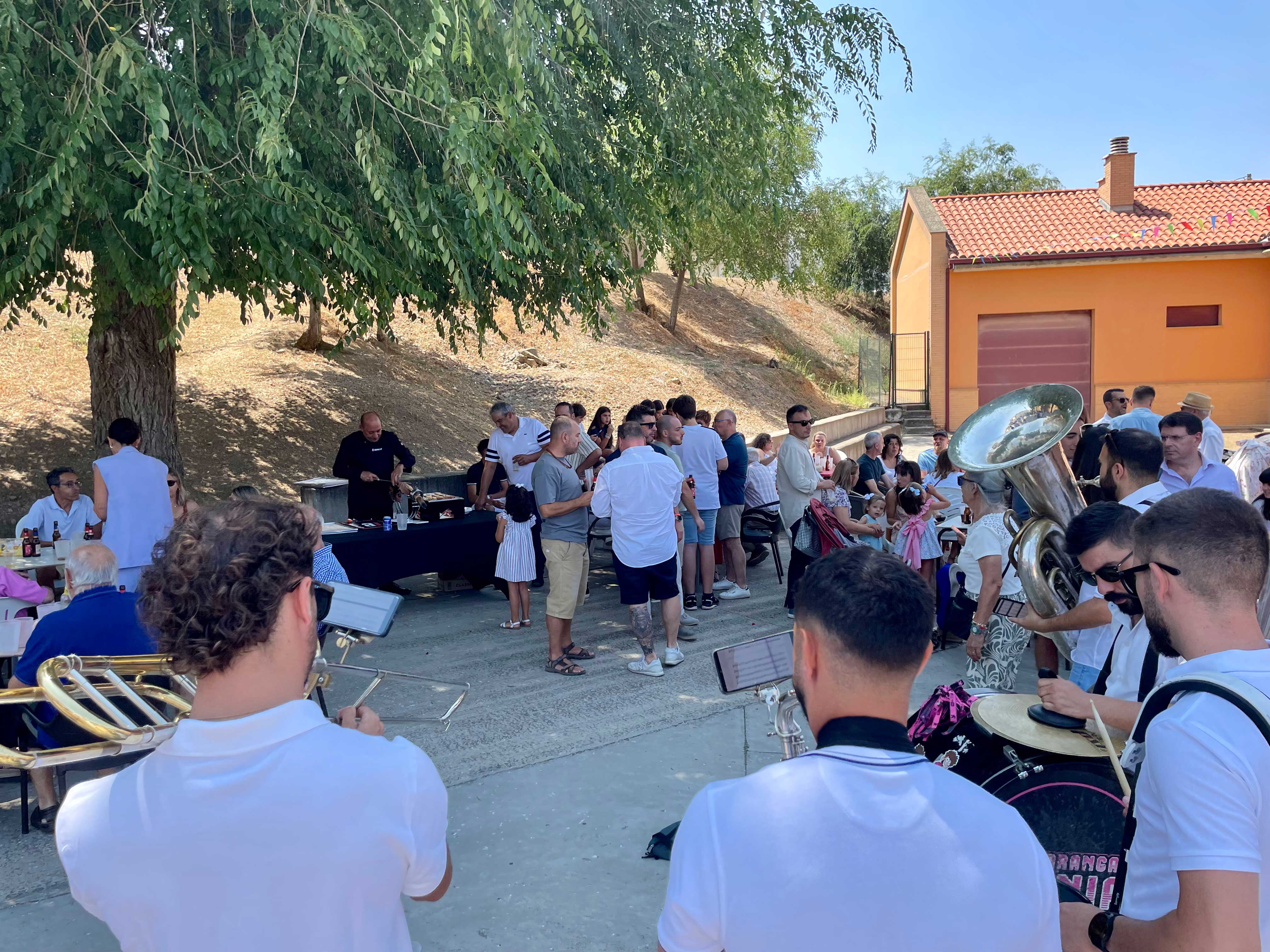 El animado vermut de Villamol, que tuvo lugar después de la misa en honor a San Esteban. | L.N.C.