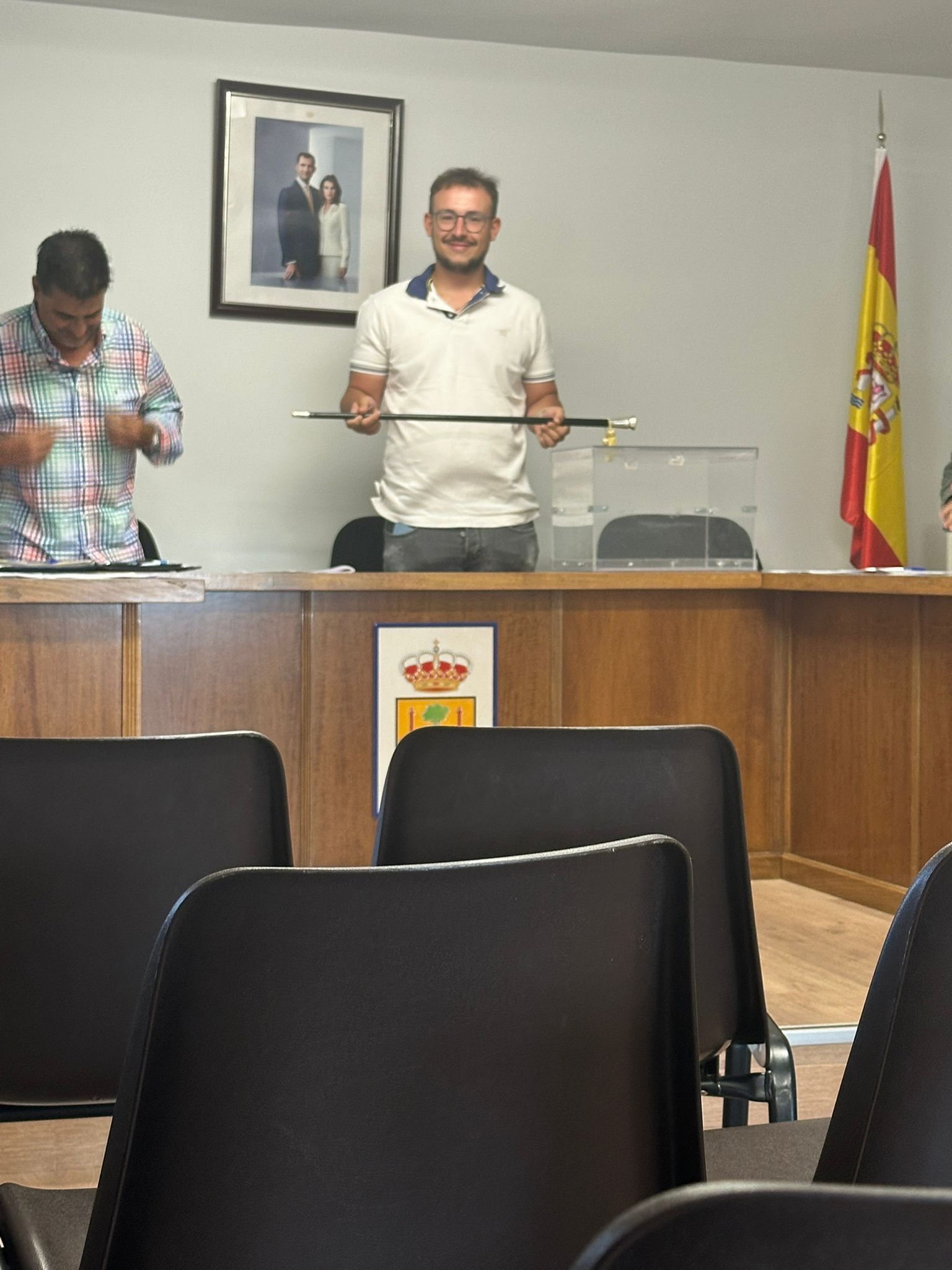 Imagen del nuevo alcalde de Gordaliza de Pino, Marcos Ortega Ramón, en el pleno extraordinario. | L.N.C.