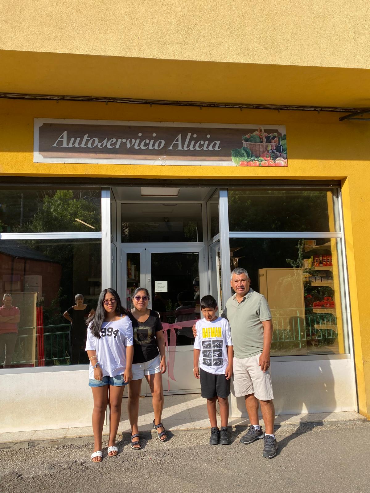 Nueva familia frente al negocio que pasará a gestionar.