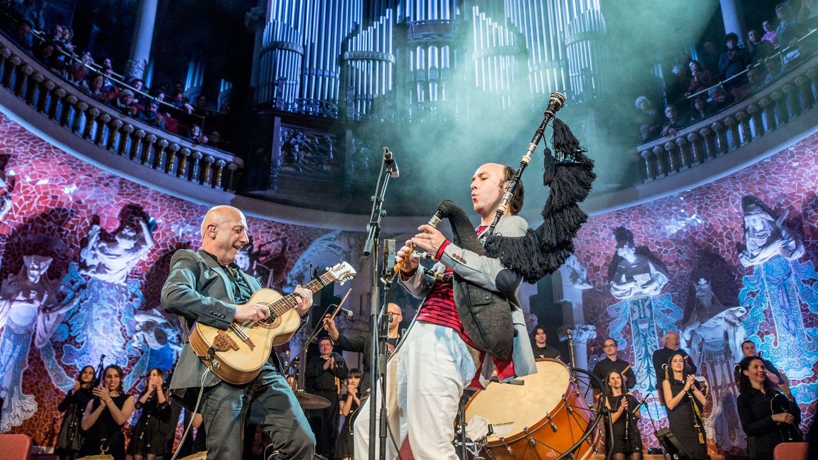 Imagen de archivo del músico gallego Carlos Núñez en concierto. | XAVIER MERCADÉ