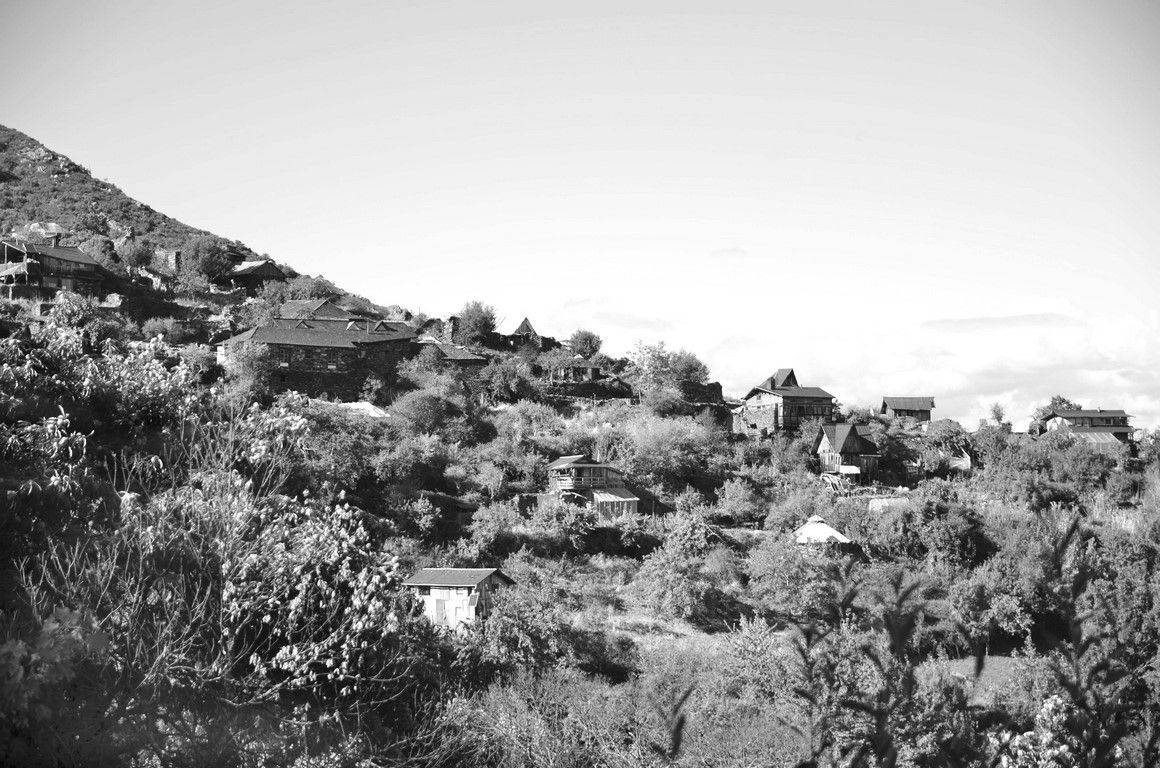 Pueblos que se esconden en medio del paisaje jugando a camuflarse. Matavenero. | OLGA ORALLO