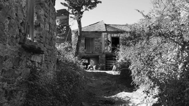 Calles y rincones en los que sigue latiendo el silencio del abandono. OLGA ORALLO