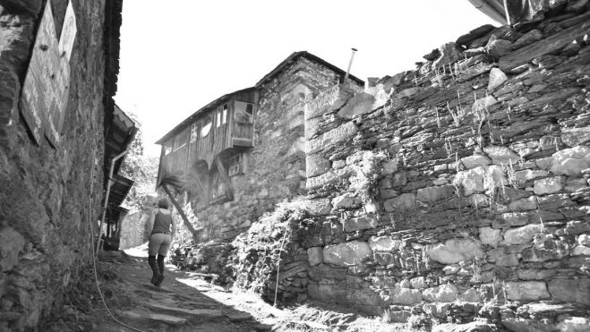 Reconstruyendo un pueblo sobre las huellas del pasado. OLGA ORALLO