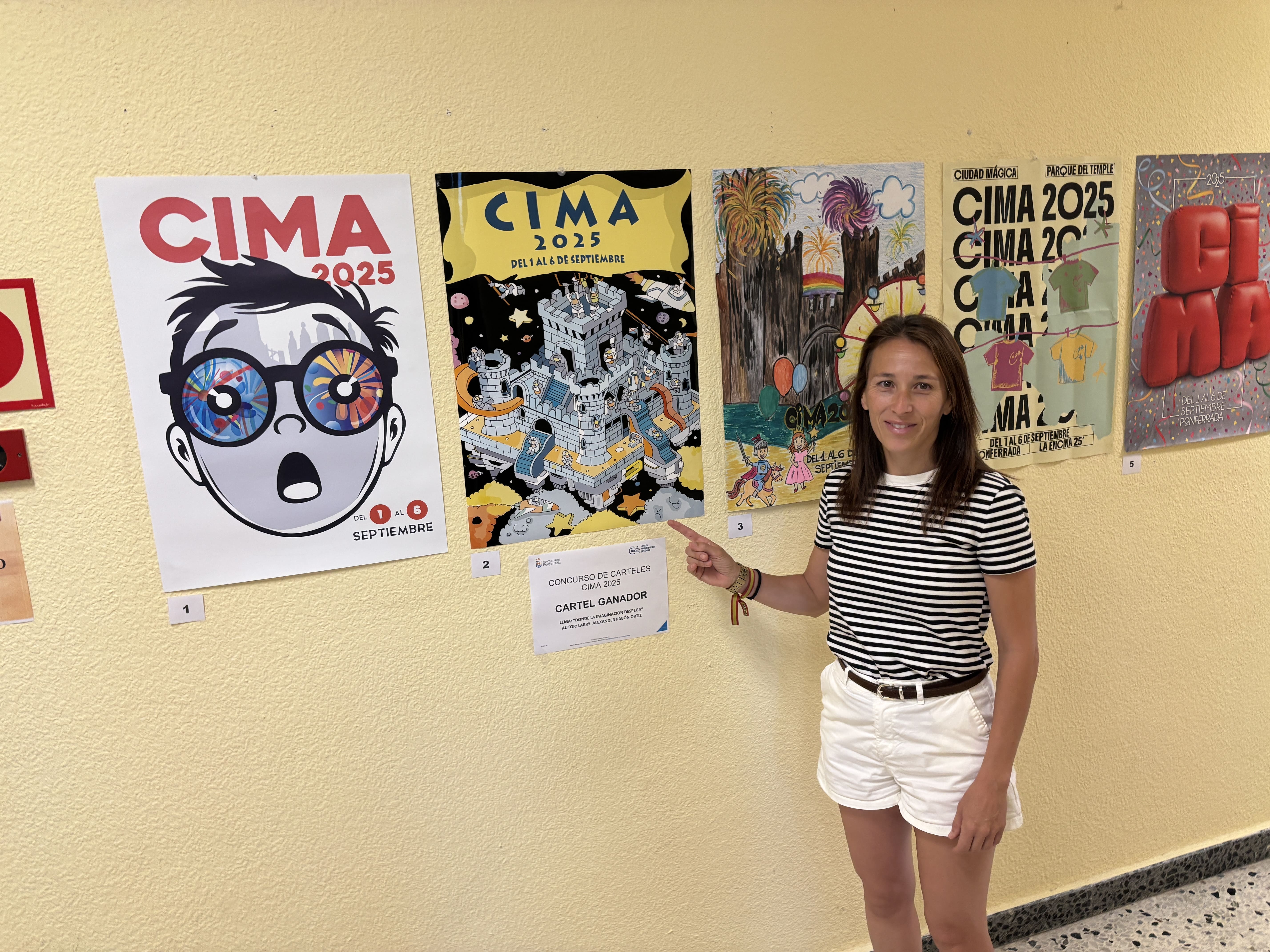 La concejala Eva González desvela el cartel ganador. | JAVIER FERNÁNDEZ