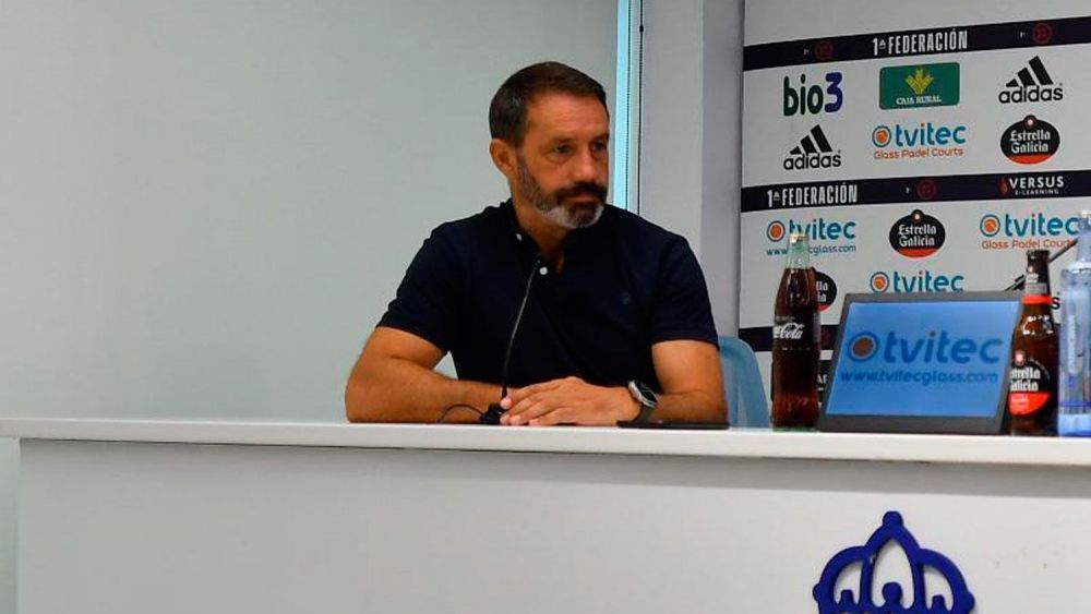 Sietes en la sala de prensa del Toralín, donde ha repasado la última hora del mercado. QUINITO