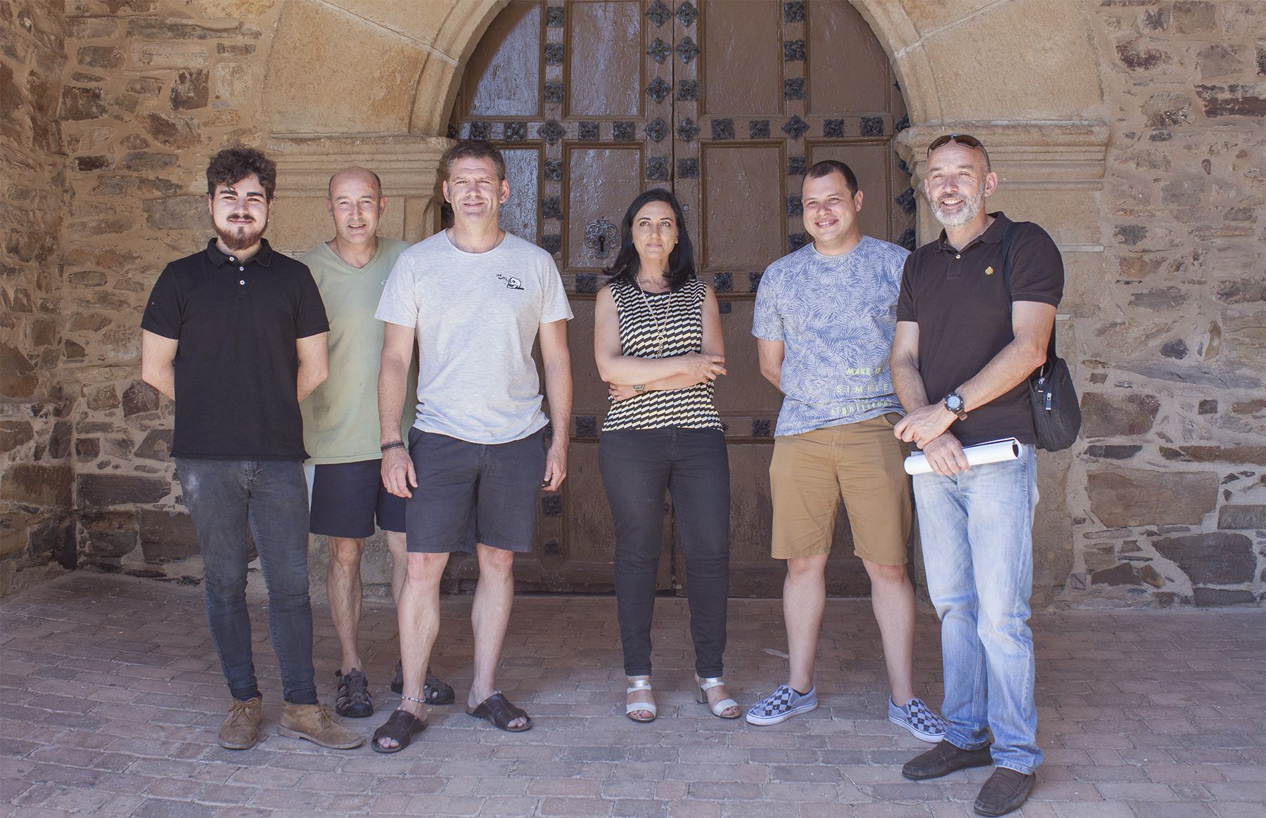 Alicia Gallego, alcaldesa de Santa María, junto a los colaboradores del festival de Folk de este sábado.| T. GIGANTO