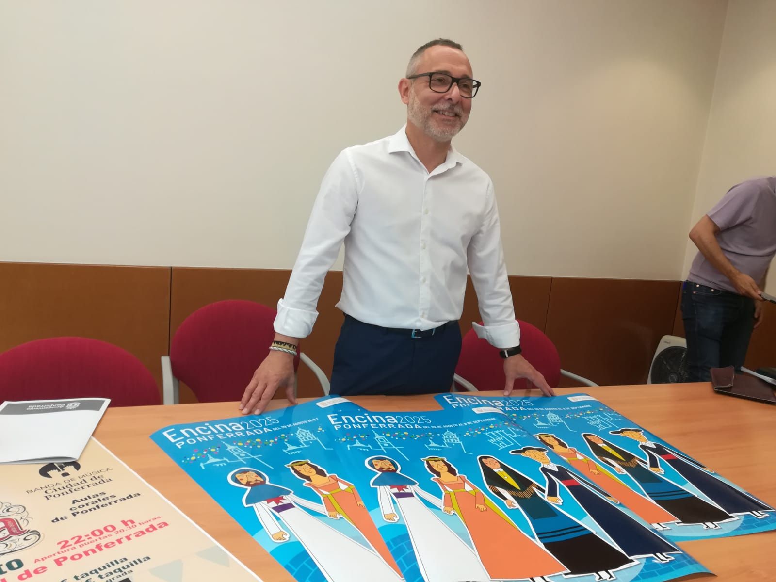 Carlos Cortina con el cartel que anunciará las fiestas de este año. | MAR IGLESIAS