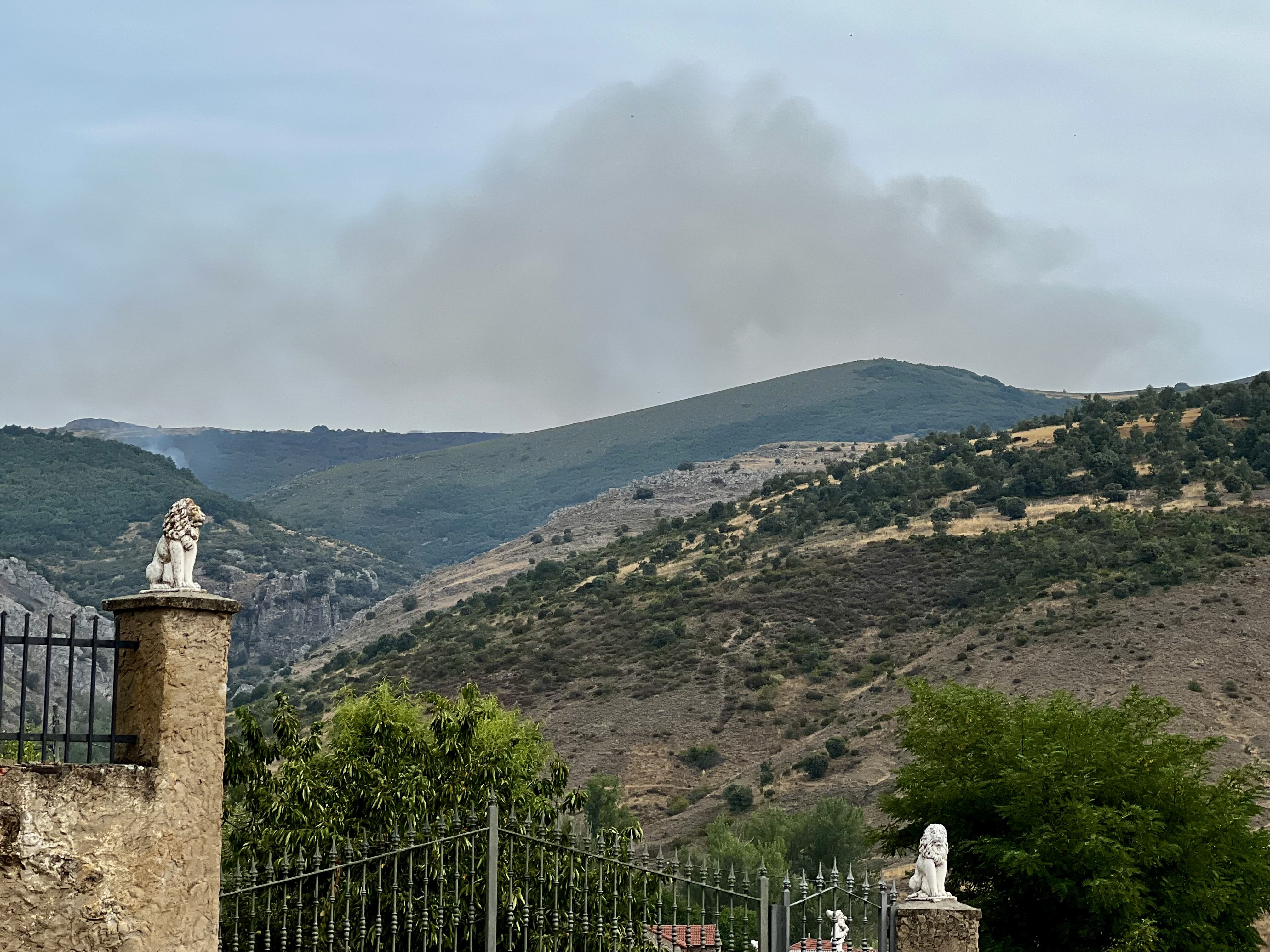 Imagen de esta mañana del incendio forestal en Olleros de Alba, en La Robla. | SAÚL ARÉN