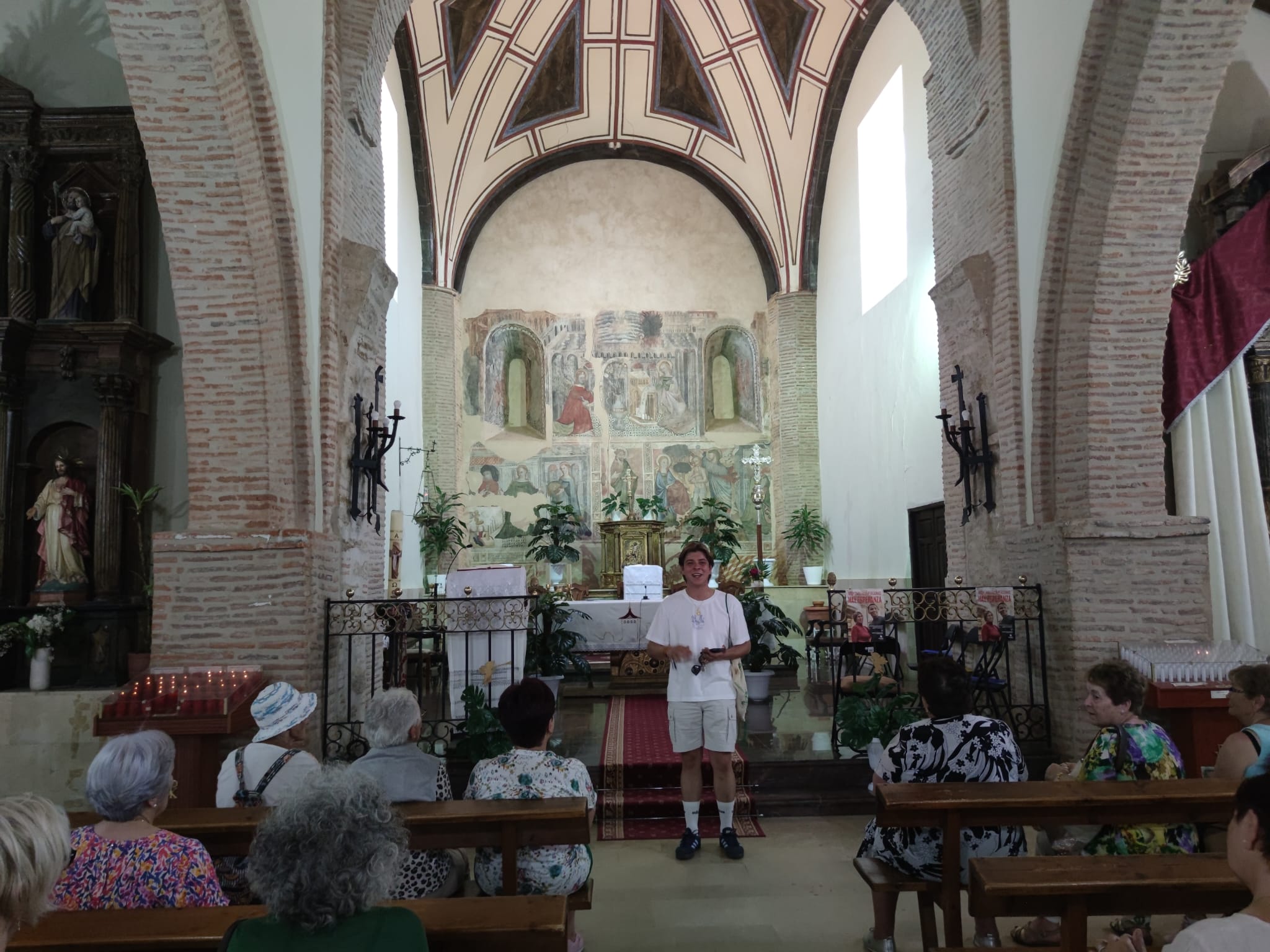 El estudiante de Historia de la ULE, Miguel González, en una de las visitas en Laguna de Negrillos. | L.N.C.