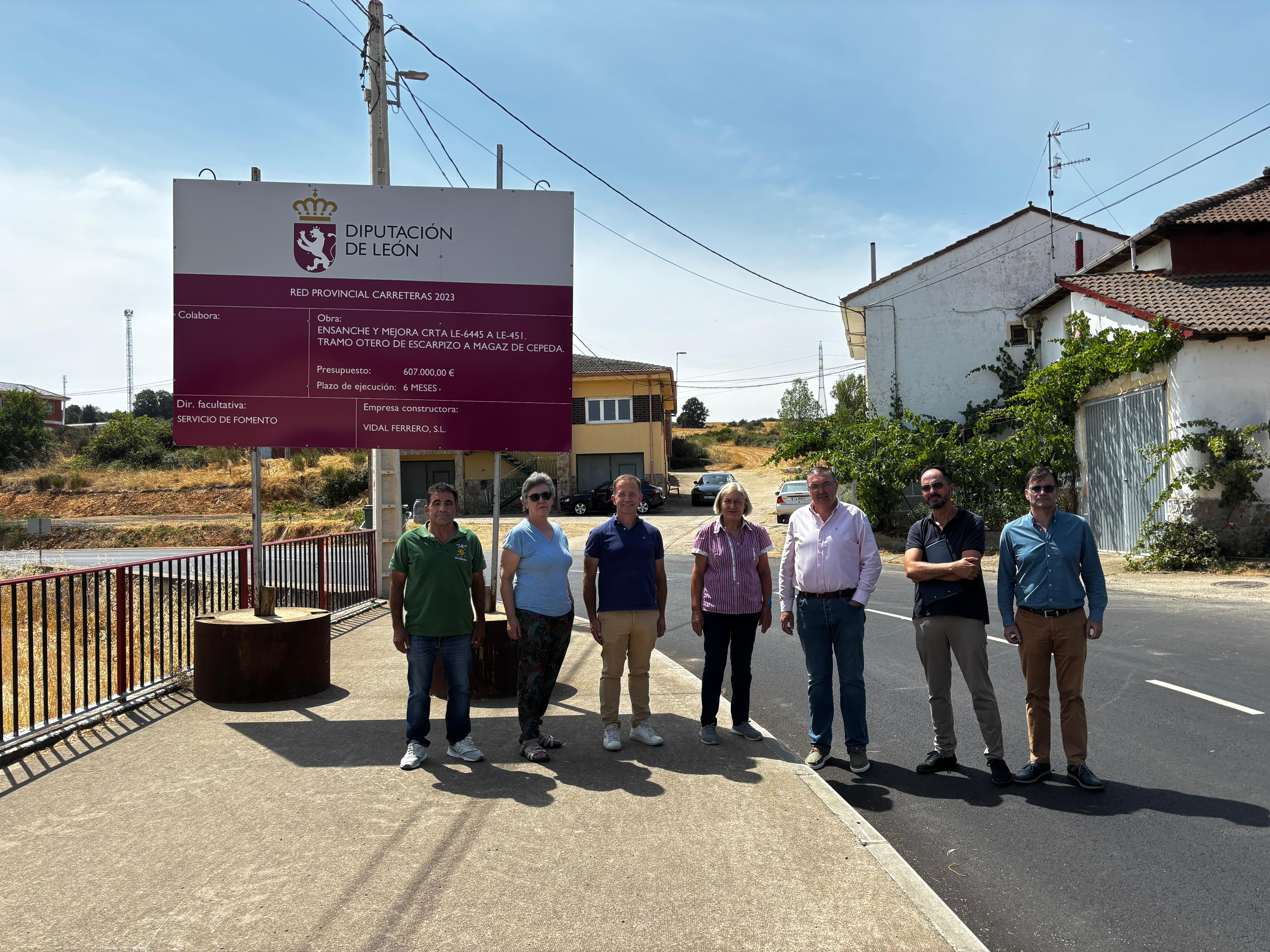 Carretera de Magaz de Cepeda que ha sido arreglada, con representantes de la Diputación de León. | L.N.C. Carretera de Magaz de Cepeda que ha sido arreglada, con representantes de la Diputación de León. | L.N.C.
