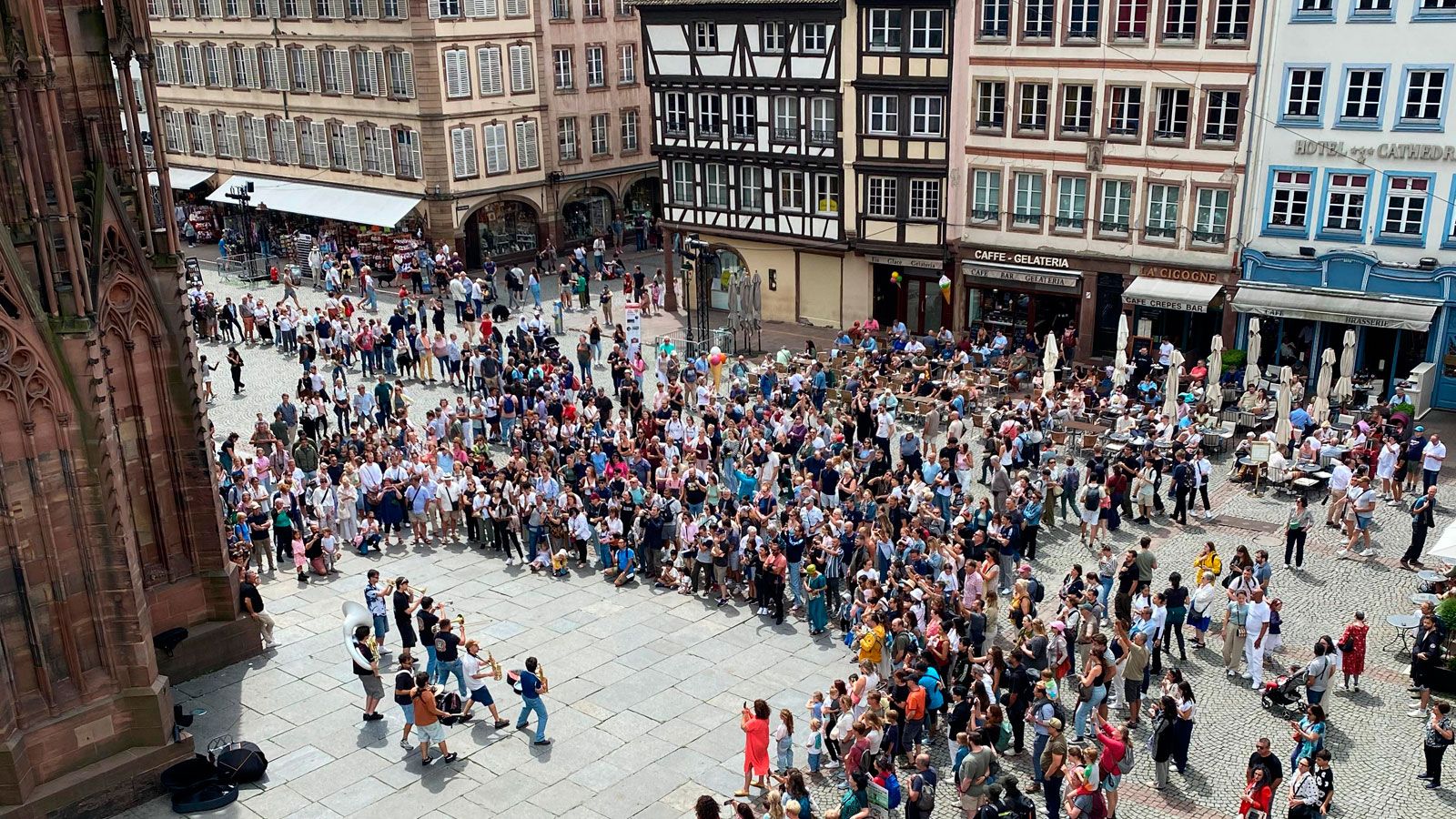 A la izquierda, la nómina de leoneses que el pasado mes de julio se embarcó en un viaje musical por varios países europeos, en su parada en Estrasburgo. | CEDIDA