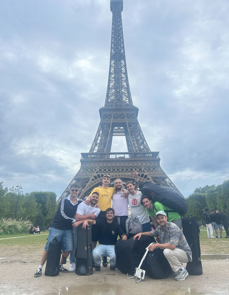 Los nueves miembros de la charanga Sin Control bajo la Torre Eiffel, uno de sus escenarios preferidos.CEDIDA