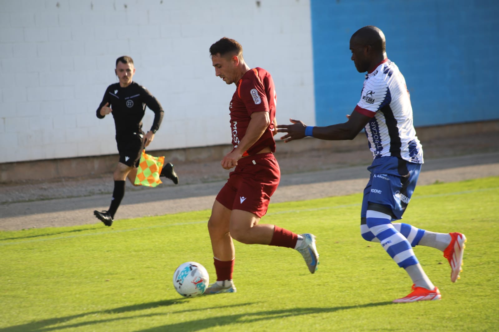 Manu Justo con el balón ante la presión de Babin durante el partido.ISAAC LLAMAZARES