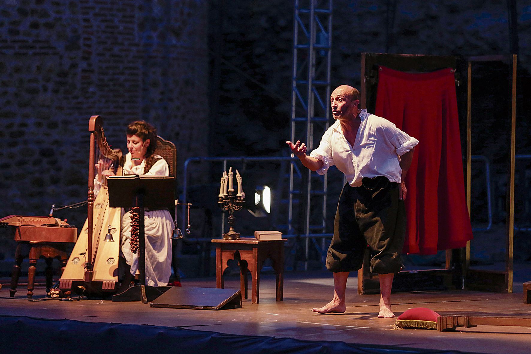 Un instante de la actuación de Pepe Viyuela en la Casona de Puerta Castillo con la obra ‘Guitón Onofre’. | FERNANDO OTERO