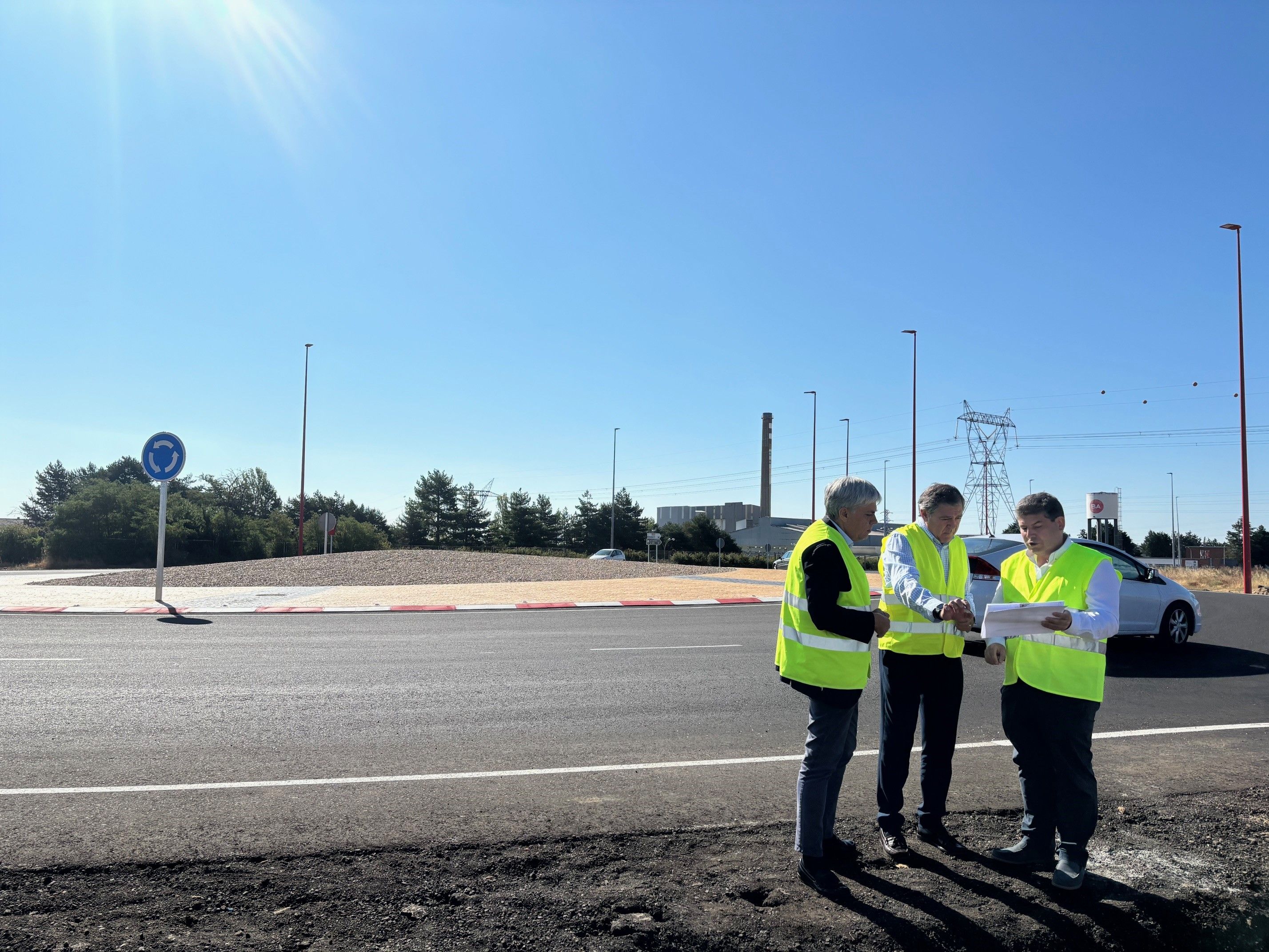 Visita protocolaria de la Junta a la nueva glorieta en Ribaseca. | L.N.C. Visita protocolaria de la Junta a la nueva glorieta en Ribaseca. | L.N.C.