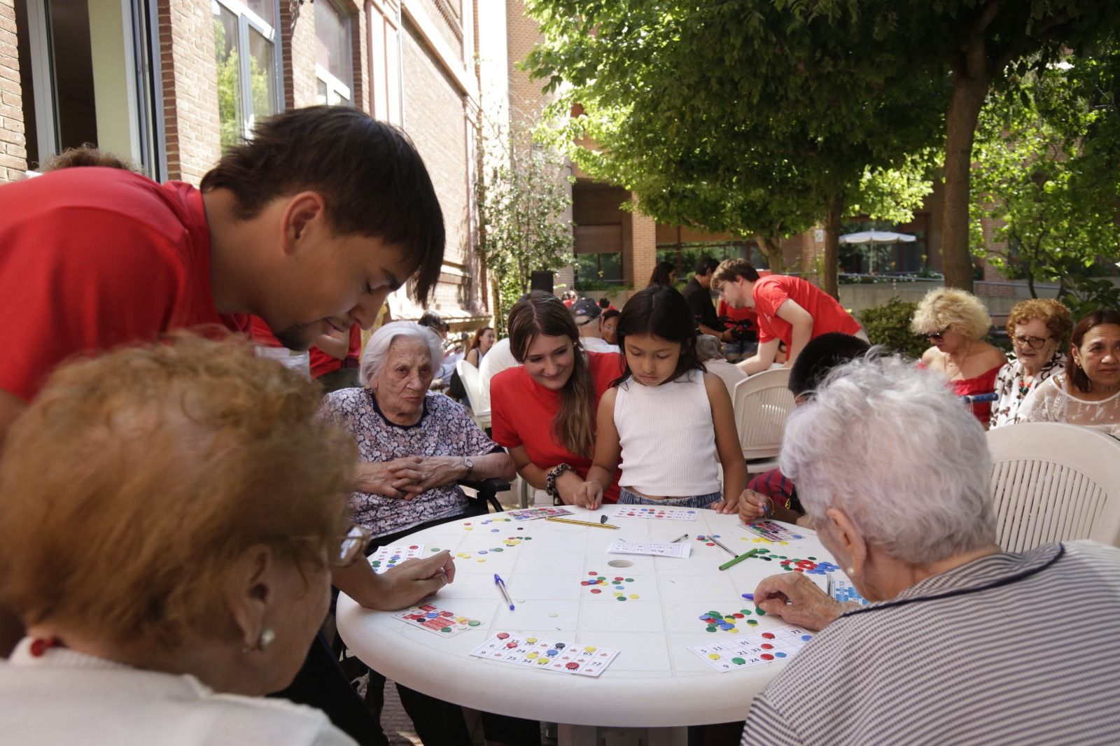 Dos de los participantes del II Campus de Voluntariado Joven ayudando a los mayores. |FERNANDO OTERO